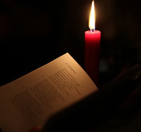 Kerze und Liederbuch bei einer Kneipe der Eumavia