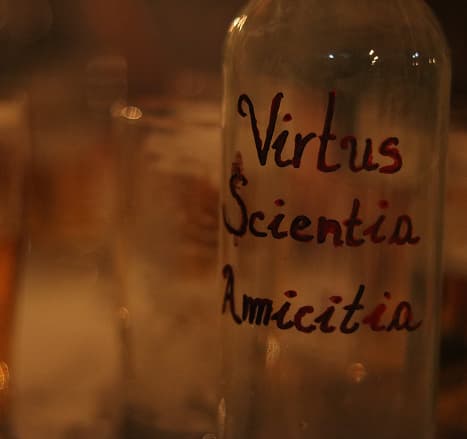 Flasche mit dem Wahlspruch Virtus, Scientia, Amicitia